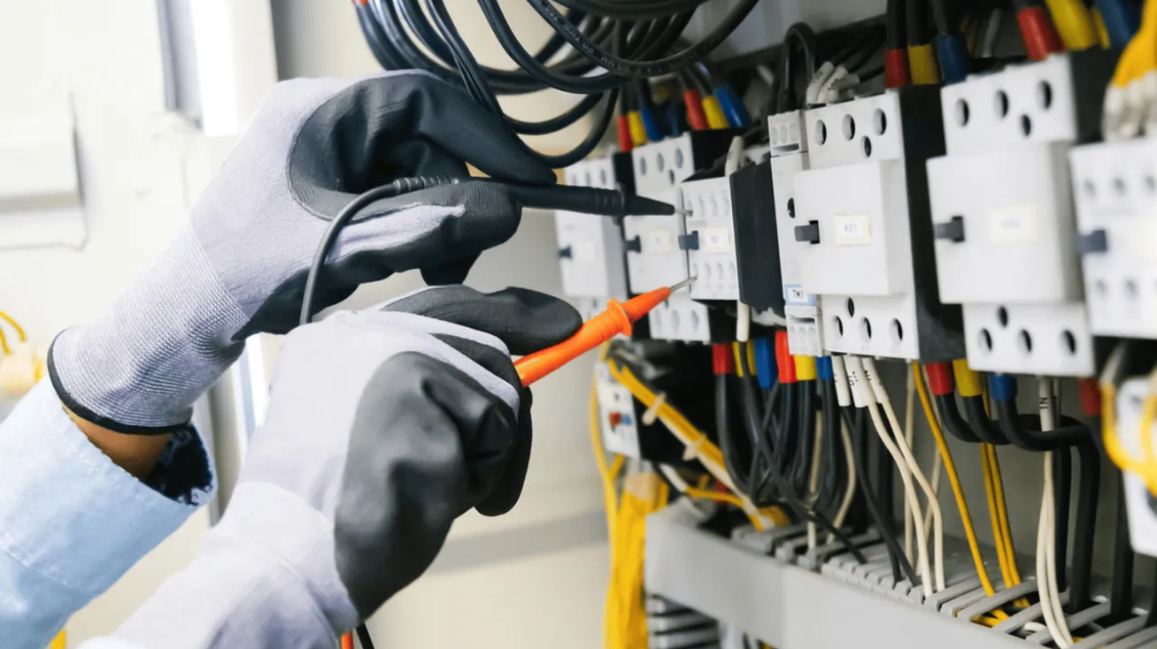 Electricista manipulando cuadro eléctrico