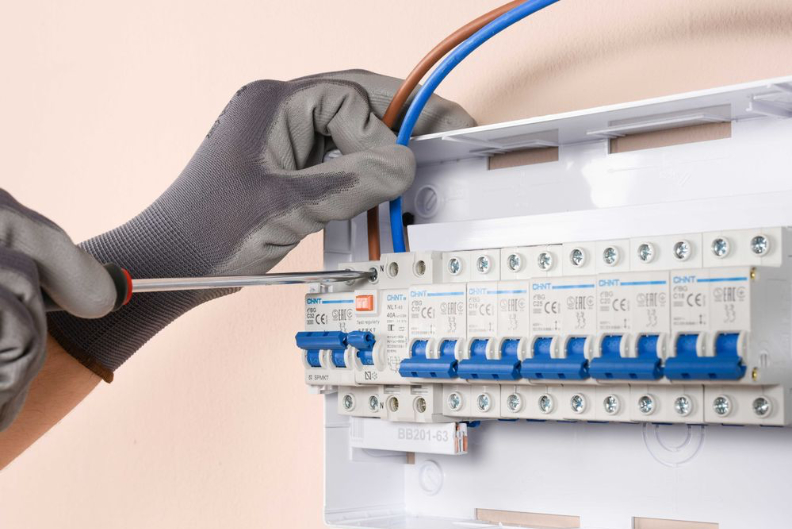 Diseño e implementación de instalaciones eléctricas tanto en media como baja tensión