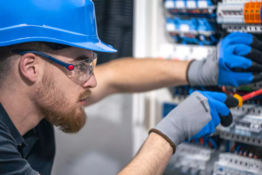 Electricista realizando trabajos en cuadro eléctrico